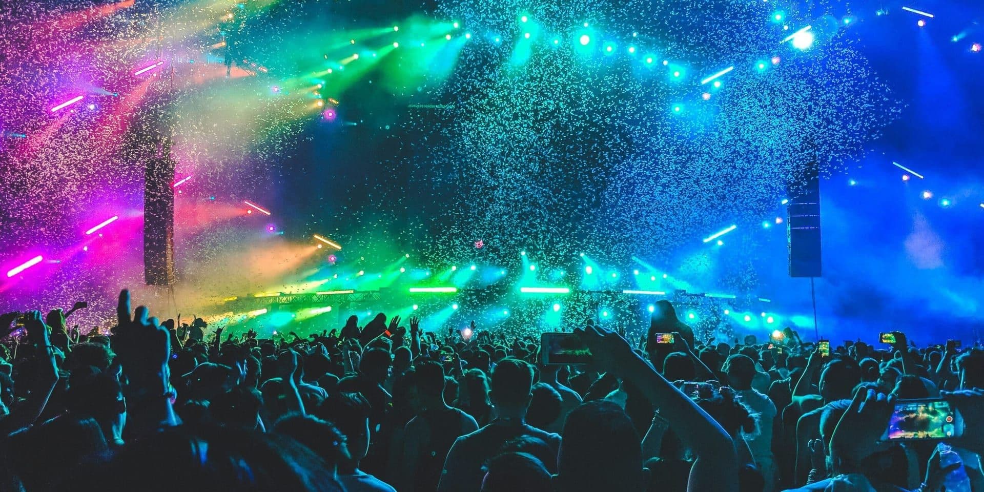 Hilary Duff’s Tour Finale Earns Praise From Mandy Moore