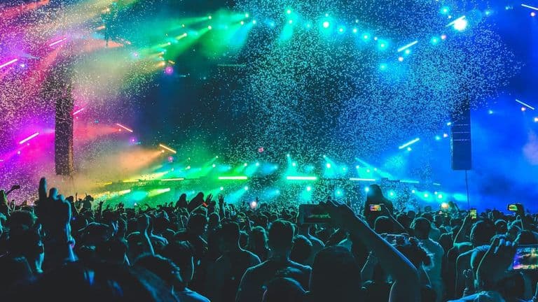 Hilary Duff’s Tour Finale Earns Praise From Mandy Moore