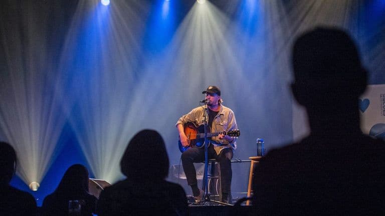 Walker Hayes to Bring Intimate “Unplugged” Tour to Midland Center for the Arts