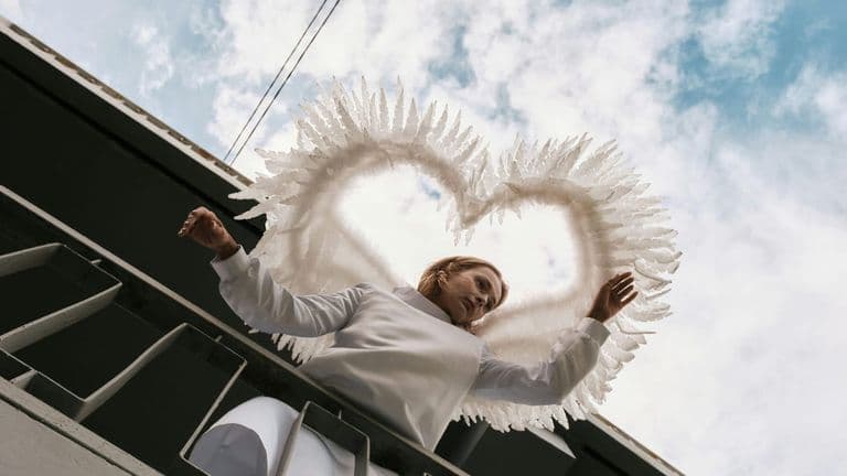 Sabrina Carpenter’s “Manchild” Debuts at No. 1 on Billboard Hot 100, Marking a Defining Career Milestone