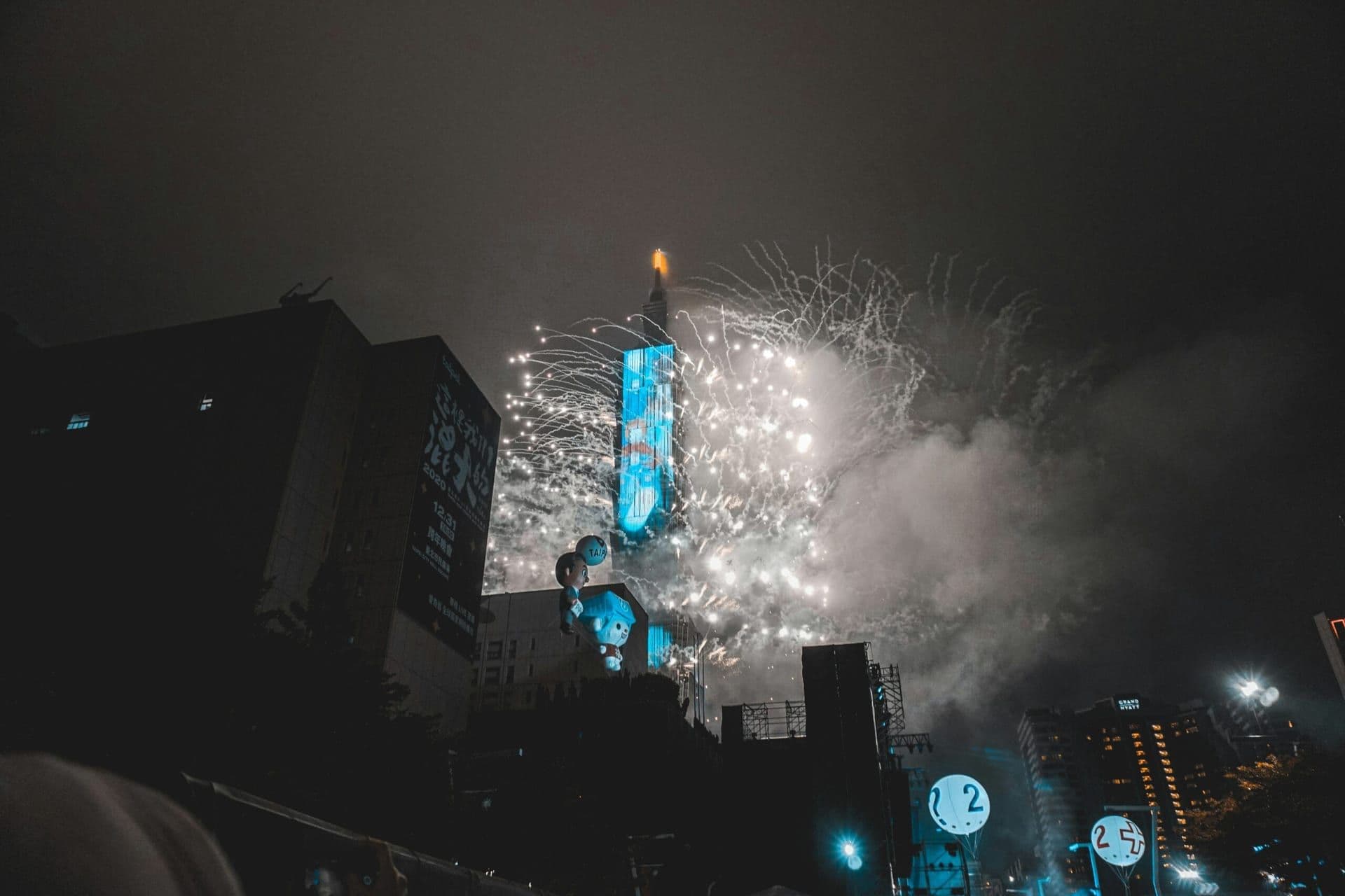 Taylor Swift’s Surprise Show at Times Square Lights Up New Year’s Eve Introduction: A New Year’s Eve to Remember