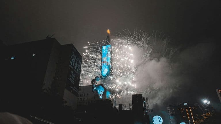 Taylor Swift’s Surprise Show at Times Square Lights Up New Year’s Eve Introduction: A New Year’s Eve to Remember