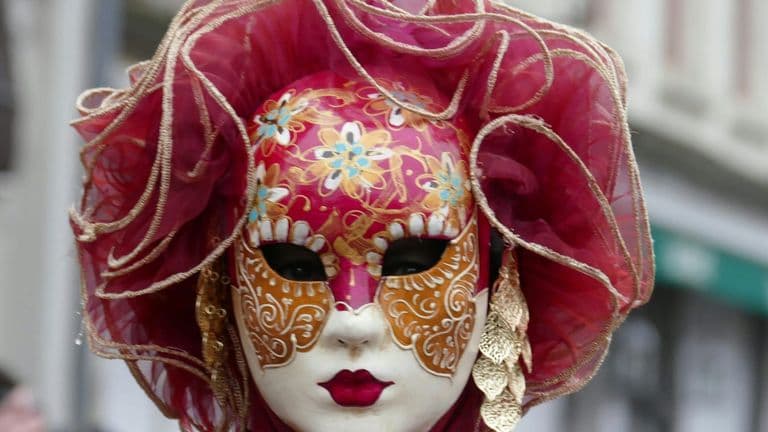 Viral Beauty Looks: Couture Masks, Nail Art & Cover‑Star Transformations
