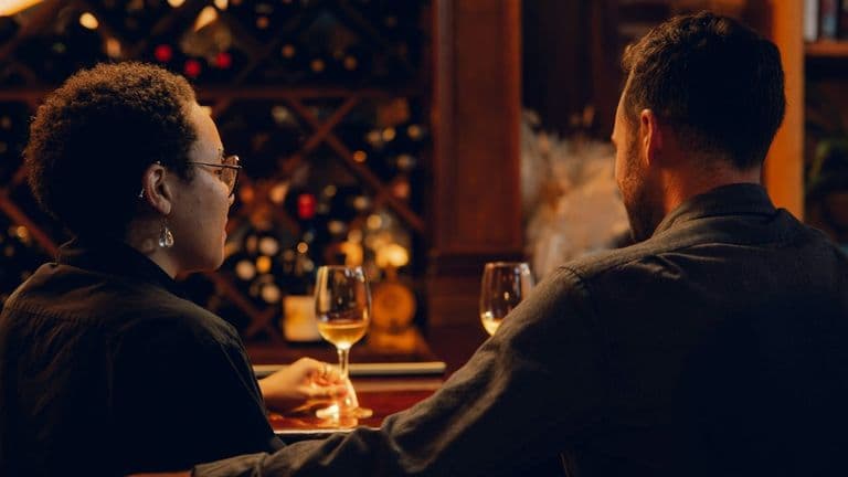 Modern Dating Dark Comedy ‘Oh, Hi!’ Earns 3/4 Stars in AP Review