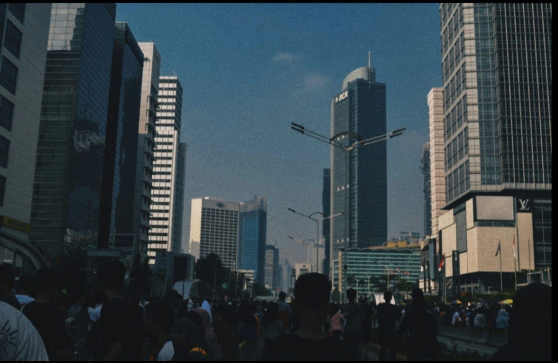 The Historic Premiere of Michael Jackson’s “Thriller” Music Video