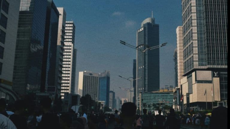 The Historic Premiere of Michael Jackson’s “Thriller” Music Video