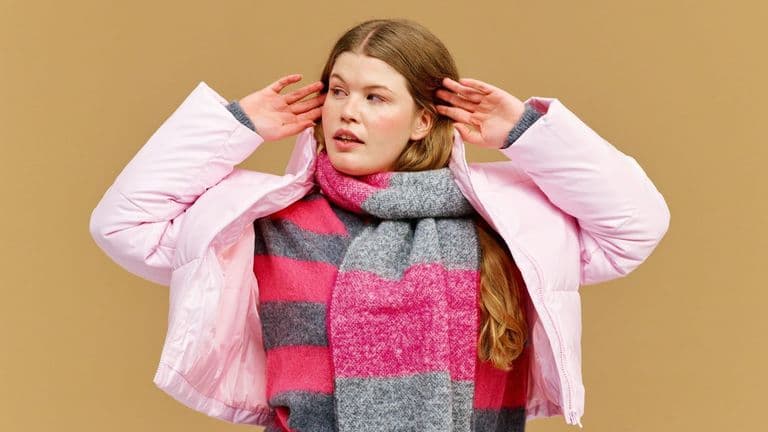 PinkPantheress Redefines Fashion at the 2026 Grammys with a Bold Scarf-Wrapped Vivienne Westwood Look