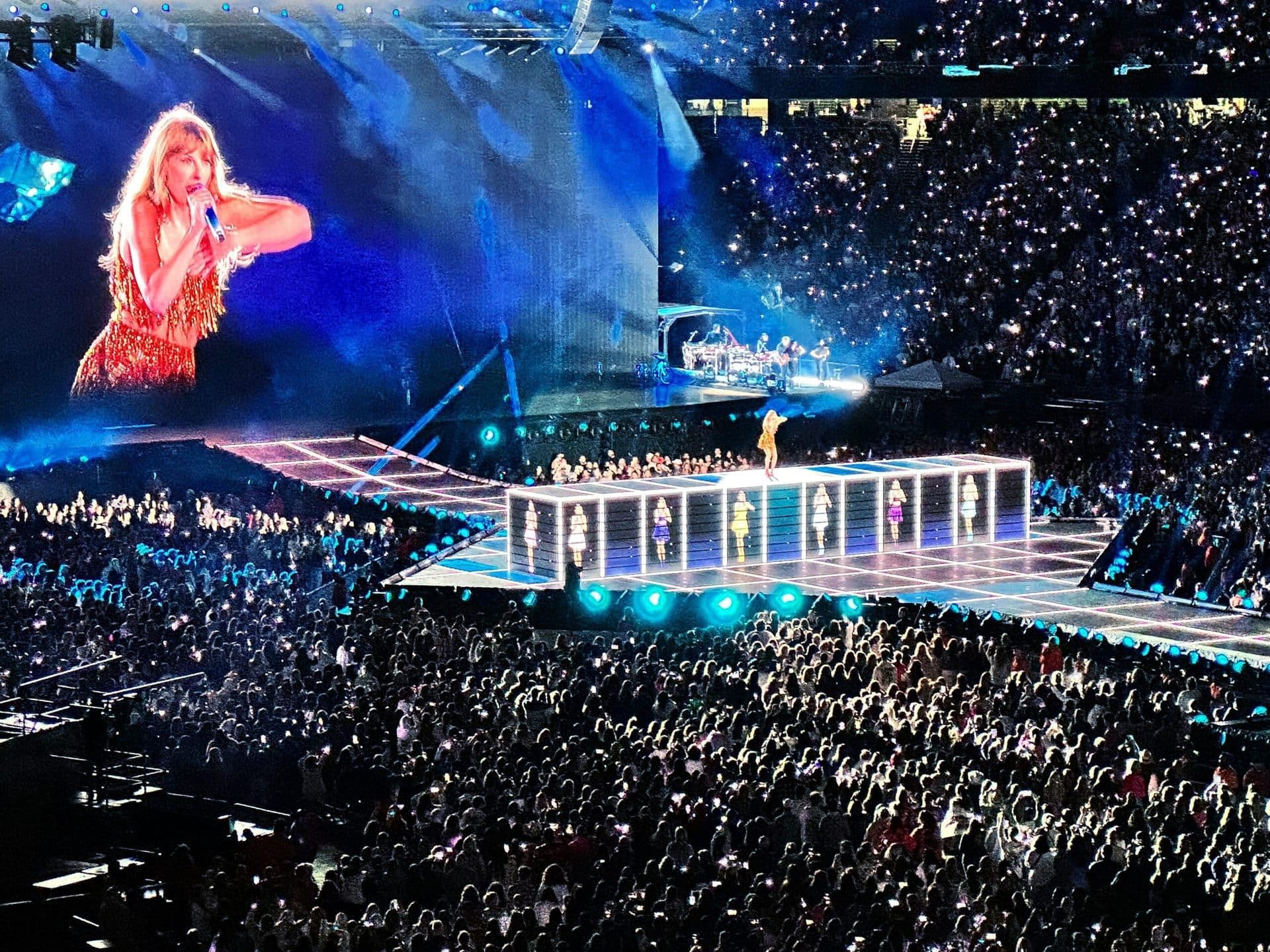 Taylor Swift Breaks Streaming Records with Midnights – A Milestone in Music History
