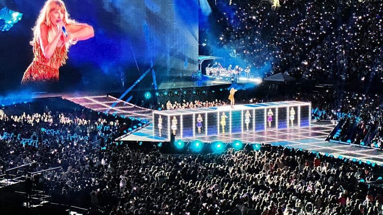 Taylor Swift Breaks Streaming Records with Midnights – A Milestone in Music History