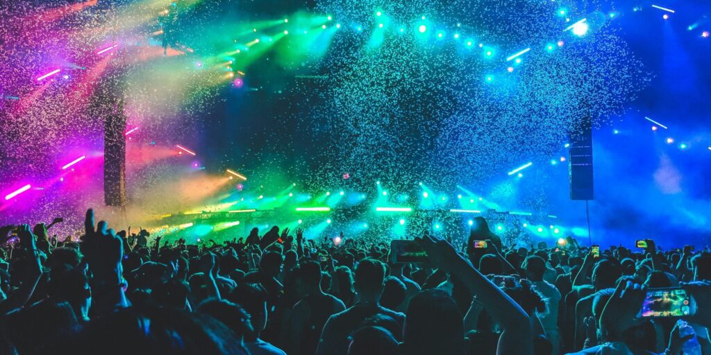 Hilary Duff’s Tour Finale Earns Praise From Mandy Moore